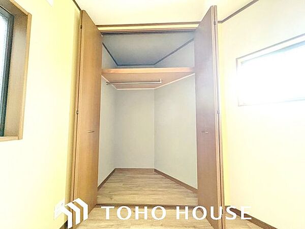「あとちょっと収納があれば」、「ここにも収納が欲しいな」・・・誰もが一度は悩まれたご経験があるのではないでしょうか。住まう方に、より良い空間をと創造された邸宅は、住み心地の良い空間に仕上がっています。
