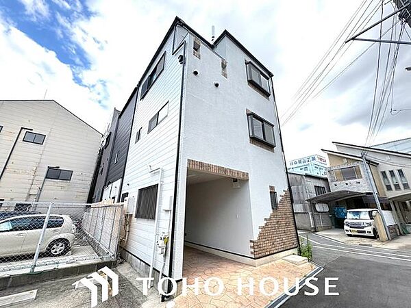 住む人を映し出す洗練された佇まいは、いつまでも輝き続けながらいつしか街の風景に溶け込んでいきます。