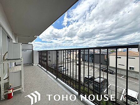 生活をより快適にコーディネートするかのように、周りの情景とマッチしたバルコニー。住まうご家族の心地よさを最優先したバルコニーでは様々な時間を楽しめます。