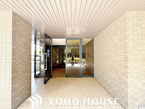 毎日の行き帰りで必ず通行する、住まいの顔となるエントランス空間。流行に左右されないオーソドックスでシンプルな設計となっており、居住者や訪れる人々を落ち着いた雰囲気でスムーズに迎え入れます。