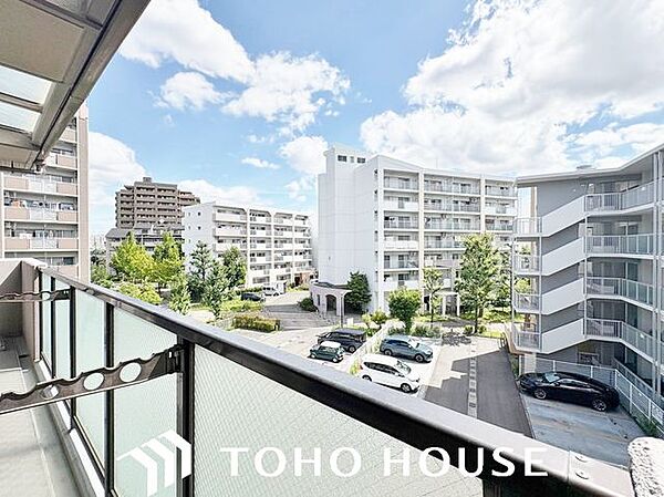前面に極端な遮蔽物がなく、程よい開放感を確保した窓からの眺望。外からの視線が直接気になりにくい配置（または距離感）が保たれており、室内にいながら周囲の落ち着いた住環境を確認できる安心の景色です。