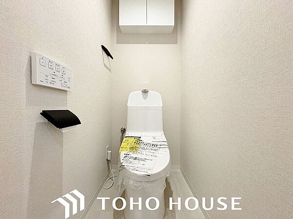 ホワイトを基調とした、清潔感あふれるシンプルなトイレ空間。限られたスペースながらも、お手入れのしやすい床材やクロスが採用されており、日々の掃除がスムーズに行える機能的な造りに仕上がっています。