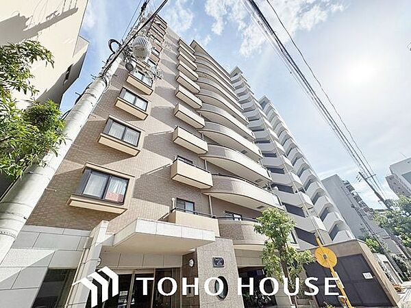 モダンなサイディングやアクセントカラーを効果的に配した、意匠性の高い外観デザイン。細部の部材やサッシの配置にまでこだわることで、シンプルながらも単調にならない立体的な美しさを表現しています。