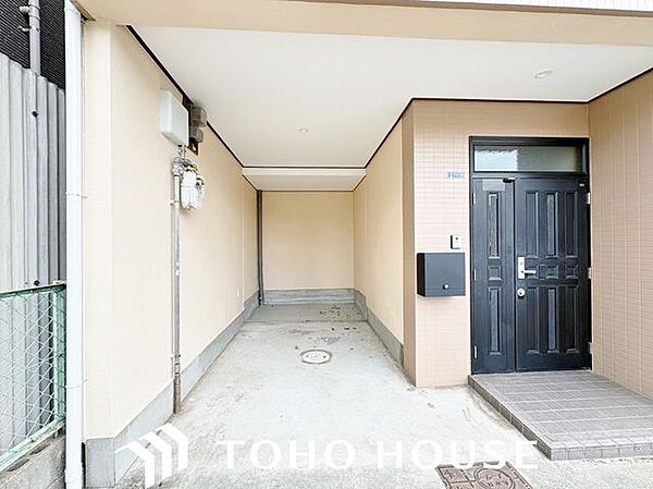 落ち着いた木目調やモダンなカラーの断熱ドア（またはスリットガラス付き仕様）を採用した、品格のある玄関。防犯性の高いダブルロック（または手動・電子錠対応）など、機能面にも配慮された設計です。