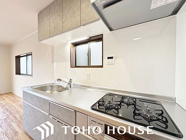 寛ぐ方とお料理をされる方の一体感を重視した設計のキッチン。会話の弾むキッチンは自然とご家族の中心に。より一層、家族団欒のお時間が増えることでしょう。
