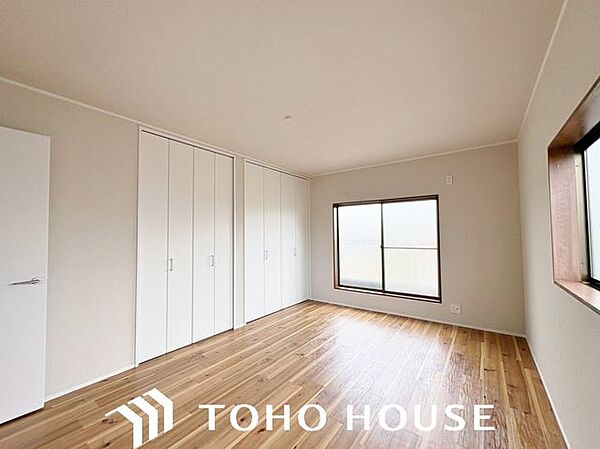 一日の疲れを癒やすのにふさわしい、落ち着いた雰囲気が魅力の洋室。十分な居住性を確保しており、ベッドを配置しても圧迫感を感じにくいため、ご家族がゆったりとリラックスして過ごせる設計です。