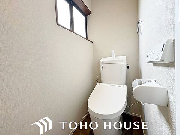ホワイトを基調とした、清潔感あふれるシンプルなトイレ空間。限られたスペースながらも、お手入れのしやすい床材やクロスが採用されており、日々の掃除がスムーズに行える機能的な造りに仕上がっています。