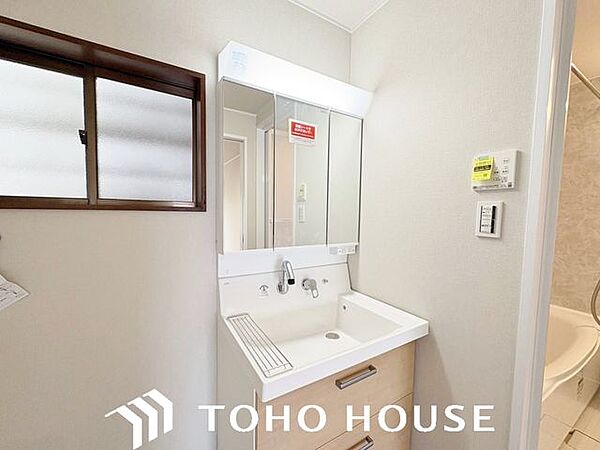 洗面台は収納もさる事ながら、身だしなみチェックや歯磨きなど、朝の慌ただしい時間でもホテルライクなスペースで余裕とゆとりを感じて頂けます。