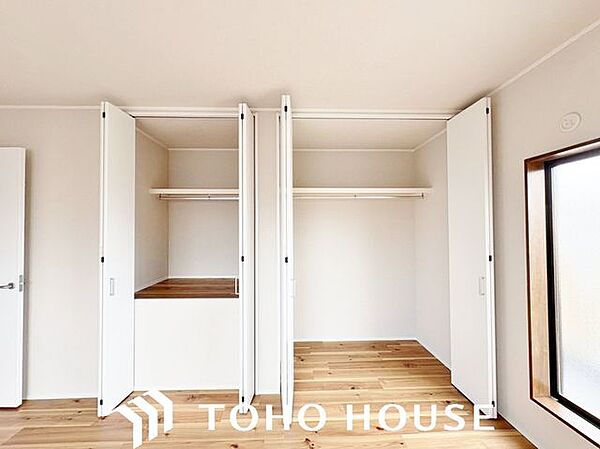 可動棚（または固定棚）が配備され、高さを調節しながら無駄なく荷物を詰め込める機能的な物入れ。散らかりがちな日用品のストックや掃除用具などを一箇所に集約できるため、住まい全体の美観をキープできます。