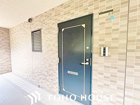 段差を抑えたフラットな設計が特徴的な、機能性の高いマンションの玄関内。備え付けのシューズボックスにより限られた空間を有効活用でき、常に清潔感のあるスッキリとした状態をキープしやすい設計です。
