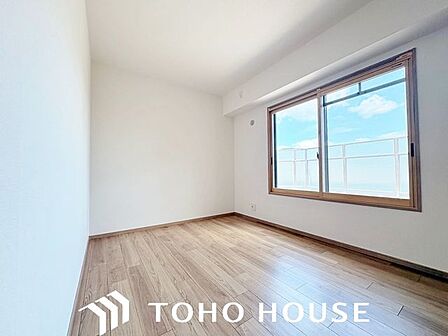 一日の疲れを癒やすのにふさわしい、落ち着いた雰囲気が魅力の洋室。十分な居住性を確保しており、ベッドを配置しても圧迫感を感じにくいため、ご家族がゆったりとリラックスして過ごせる設計です。