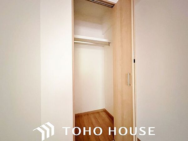 ハンガーパイプや枕棚が備え付けられた、実用的な衣類用クローゼット。丈の長いコートから季節物のケースまでスッキリと収まるため、居室内に余計な家具を置く必要がなく、お部屋を最大限広く使っていただけます。