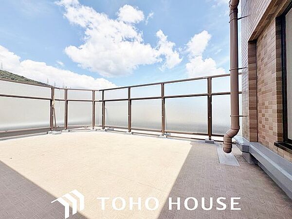 眺望をお楽しみいただけるよう、ワイドバルコニーを採用いたしました。奥行きもたっぷりと取りましたので、お洗濯物が多い日でも安心です。