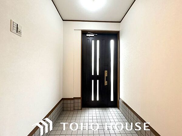 ポストやモニターフォンも新調され、スッキリと清潔感のある玄関アプローチ。お客様を気持ちよくお迎えできる明るい空間です。玄関周りのフロアタイルも張り替えられ、帰宅のたびに心地よさを感じられます。