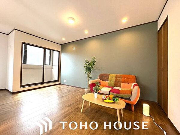 JR南吹田駅徒歩7分の好立地に佇む、南東・南西角地の4LDK！水回りの新調やクロス張替など、充実したリフォームが完了し、新築のような清潔感に包まれた住空間。陽当たり・風通しも良好で快適に暮らせます。