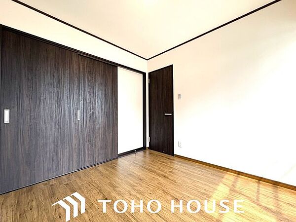 お子様の成長に合わせて使える明るい洋室。勉強机やベッドを配置してもゆとりがあり、収納もあるためおもちゃや学校の道具もスッキリ片付きます。綺麗にリフォームされたお部屋で、お子様も新生活が楽しみに！