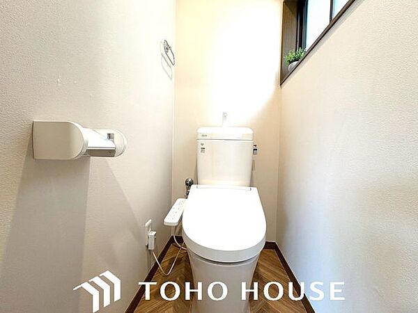 トイレは便器ごと全て新調済みで、新品ならではの清潔感！クロスや床のクッションフロアも張り替えられ、明るく爽やかな空間に仕上がっています。毎日使う場所だからこそ、美しさと快適さにこだわりました。
