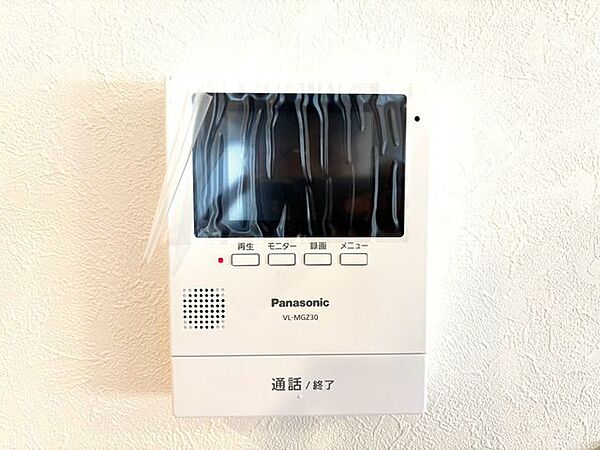 誰が来てもわかる様にモニター付きインターホンを設置。快適と安らぎを合わせた優しい設計。