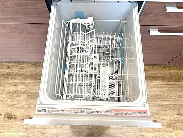 キッチンはビルトイン食器洗浄乾燥機付きのシステムキッチンを新設。毎日の家事負担を軽減する嬉しい設備です。出し入れしやすく使い勝手の良いスライド収納も重宝します。