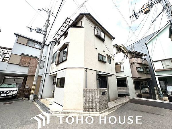 木造・鉄筋コンクリート造の3階建て。リフォームにてベランダ塗装も施され、美しく生まれ変わりました。※写真に映りこんだ車等を、バーチャル加工で削除したイメージです。