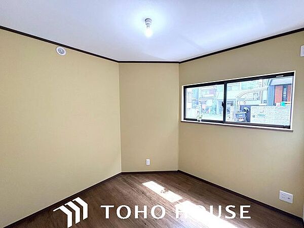 全室クロスや床材を張り替えた綺麗な洋室。南東・南西角地のためどのお部屋も採光が確保しやすく、明るいプライベート空間となっています。クローゼットも備わっており、お部屋を広々とお使いいただけます。
