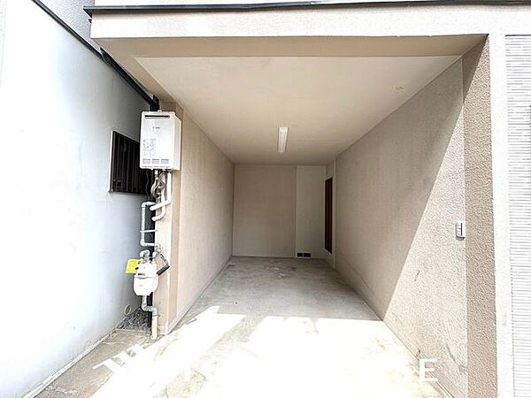 スペースを広めに確保しているため、大型車、運転、駐車が苦手な方でも安心してとめられます。
