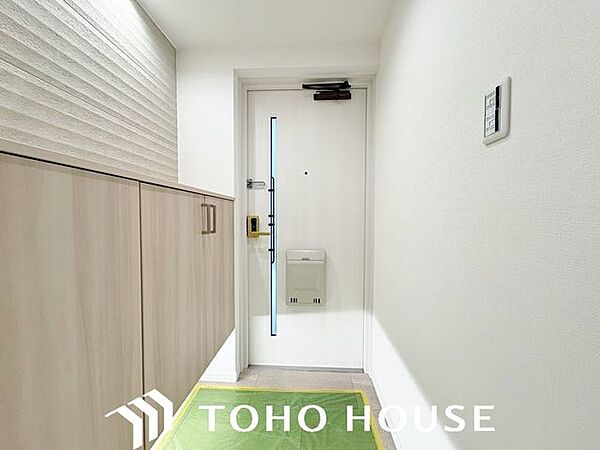 段差を抑えたフラットな設計が特徴的な、機能性の高いマンションの玄関内。備え付けのシューズボックスにより限られた空間を有効活用でき、常に清潔感のあるスッキリとした状態をキープしやすい設計です。