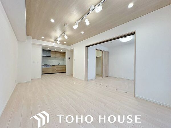 明るく開放的な空間で一家団らんの楽しい時間をお過ごしいただけます。ダイニングスペースと寛ぐスペースを分けやすく家具の配置をしやすい間取プランです。