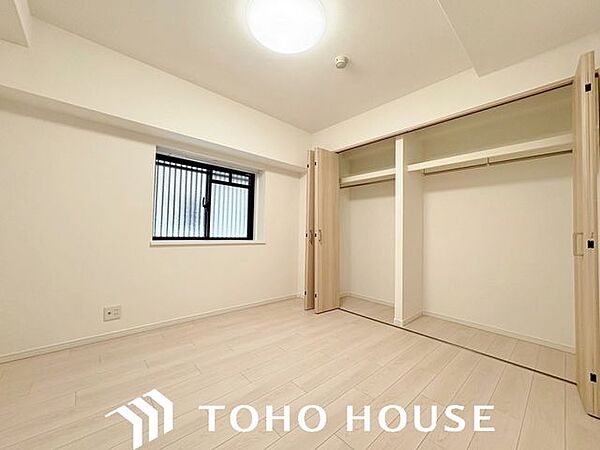 窓からの採光をしっかりと確保した明るい洋室。日中は自然光が室内に心地よく行き渡り、爽やかな空間を演出します。毎日の目覚めを心地よく迎えられるため、主寝室としての利用にもおすすめです。
