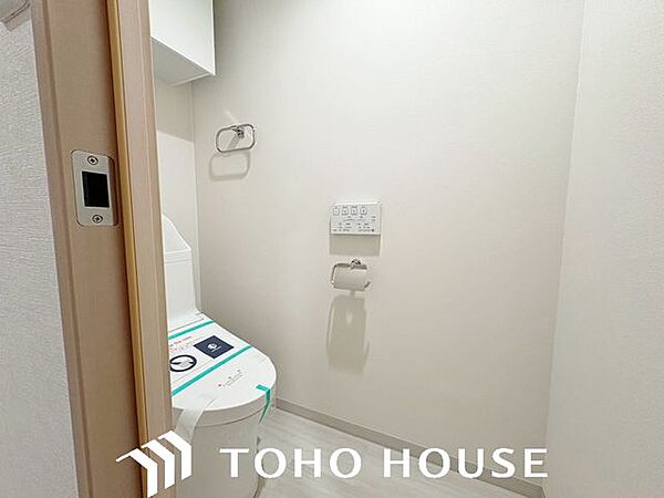 ホワイトを基調とした、清潔感あふれるシンプルなトイレ空間。限られたスペースながらも、お手入れのしやすい床材やクロスが採用されており、日々の掃除がスムーズに行える機能的な造りに仕上がっています。