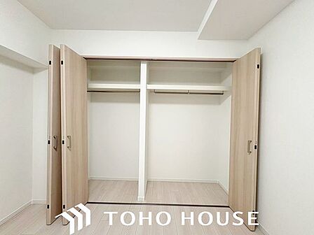 たくさんの洋服をかけてもシワになりにくいウォークインクローゼット。洋服以外にも、普段使わない家電やスーツケース、ストック品など何でも片付く嬉しい空間です。
