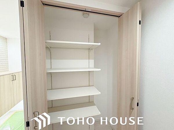 可動棚（または固定棚）が配備され、高さを調節しながら無駄なく荷物を詰め込める機能的な物入れ。散らかりがちな日用品のストックや掃除用具などを一箇所に集約できるため、住まい全体の美観をキープできます。