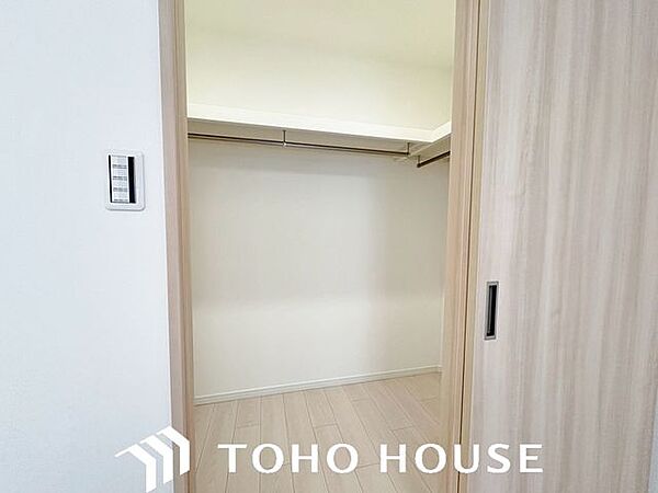 たくさんの洋服をかけてもシワになりにくいウォークインクローゼット。洋服以外にも、普段使わない家電やスーツケース、ストック品など何でも片付く嬉しい空間です。