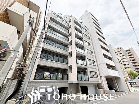 落ち着いたカラーリングと直線的なフォルムが目を引く、モダンな外観デザイン。周囲の環境に調和するスタイリッシュな佇まいで、外壁の質感が建物の堅牢さとクオリティを感じさせる仕上がりです。