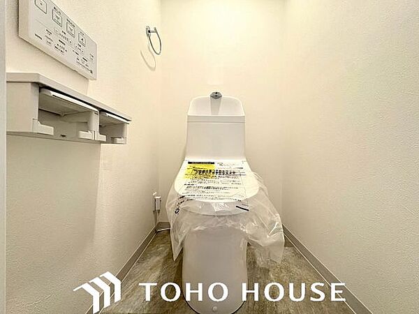 ウォシュレット機能付きのトイレに新調済み！毎日使う場所だからこそ、新品ならではの清潔感が嬉しいポイントです。床のCF（クッションフロア）や壁のクロスも貼り替えられ、明るく爽やかな空間に仕上がりました。