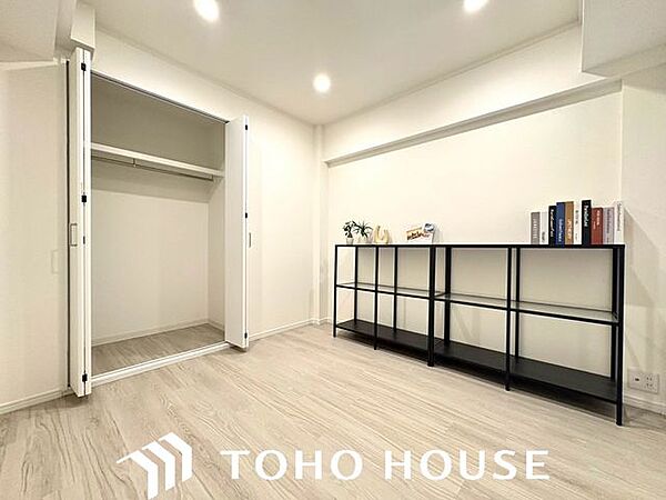 たっぷりと荷物が入るよう、クローゼットを完備いたしました。画像と現地では大きさ、広さの感覚が違います。是非、ご自分の目で確かめてください。