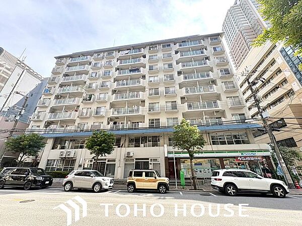 「なんば」駅から徒歩5分とアクセス至便な立地！日々の通勤や休日のお出かけにも大変便利です。総戸数98戸のコミュニティで、至近距離にファミリーマートなどの施設も充実した暮らしやすい環境です。