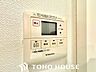 設備：寒い日に予め浴室を暖めておく事によって、ヒートショックを防ぎます。夏の暑い日には涼風で浴室を快適に保ちます。洗濯物の乾燥機としてもお使いになって頂けますので、雨の日のお洗濯物も安心ですね。