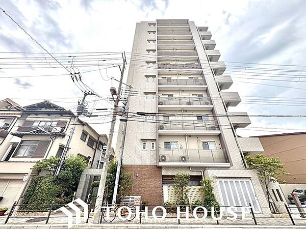 その邸が魅せる、気品・上質・重厚感・極細やかさ、そのすべては訪れた者に安らぎと品性を与える特別な空間です。ここに住むからこそ意味がある。すべての（始まり）をここから迎えます。
