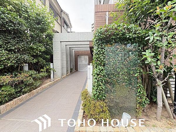 街に溶け合う美しい景観を生みだしているにも関わらず、採光や風通しを考えて設計された間取り。近隣との視線を考え、街全体で調整される窓位置。外観だけでなく、そこに住まうご家族の心地よさを最優先しました。