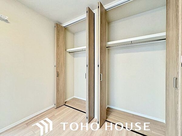 たっぷりと荷物が入るよう、ウォークインクローゼットを完備いたしました。画像と現地では大きさ、広さの感覚が違います。是非、ご自分の目で確かめてください。