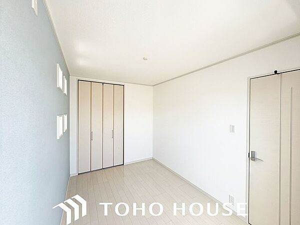 窓からの採光をしっかりと確保した明るい洋室。日中は自然光が室内に心地よく行き渡り、爽やかな空間を演出します。毎日の目覚めを心地よく迎えられるため、主寝室としての利用にもおすすめです。