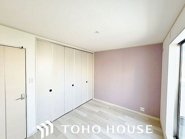 子ども部屋、書斎、あるいはゲストルームなど、ご家族のライフスタイル変化に合わせて多目的に使える洋室。無駄のないシンプルな形状だからこそ、用途を選ばずフレキシブルに活用可能です。