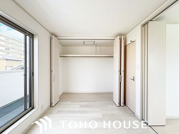 ハンガーパイプや枕棚が備え付けられた、実用的な衣類用クローゼット。丈の長いコートから季節物のケースまでスッキリと収まるため、居室内に余計な家具を置く必要がなく、お部屋を最大限広く使っていただけます。