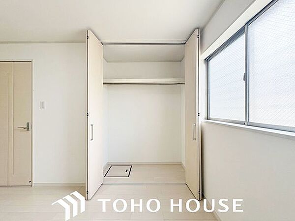 可動棚（または固定棚）が配備され、高さを調節しながら無駄なく荷物を詰め込める機能的な物入れ。散らかりがちな日用品のストックや掃除用具などを一箇所に集約できるため、住まい全体の美観をキープできます。