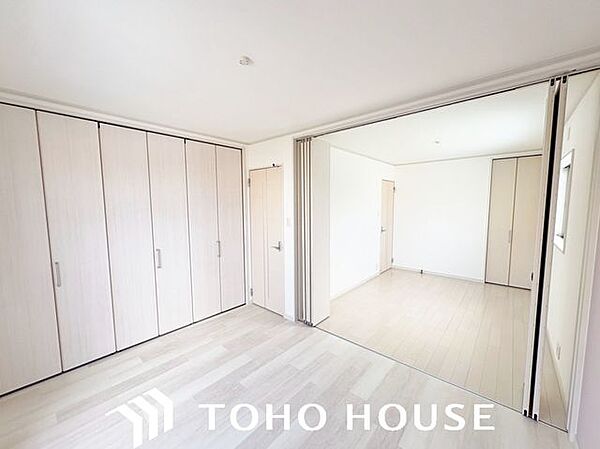 凹凸が少なく家具の配置を想定しやすいすっきりとした形状の洋室。ベッドやデスクのレイアウトがしやすく、限られた空間を有効に活用できるため、子ども部屋や書斎としても重宝する間取りです。