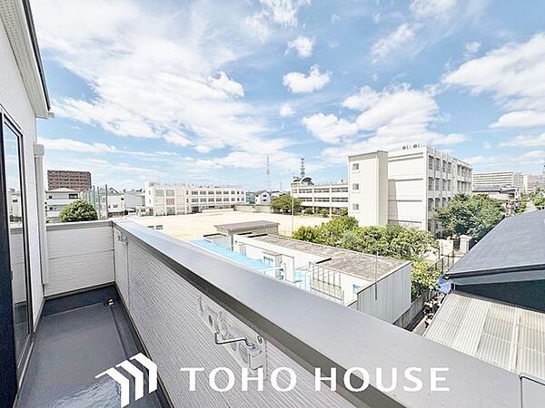 日々の暮らしに心地よいゆとりを与えてくれる、窓からのスッキリとした景色。空を近くに感じられる開放感があり、日中は室内に明るい光をもたらすため、天候や季節の移り変わりを身近に実感できる眺望です。