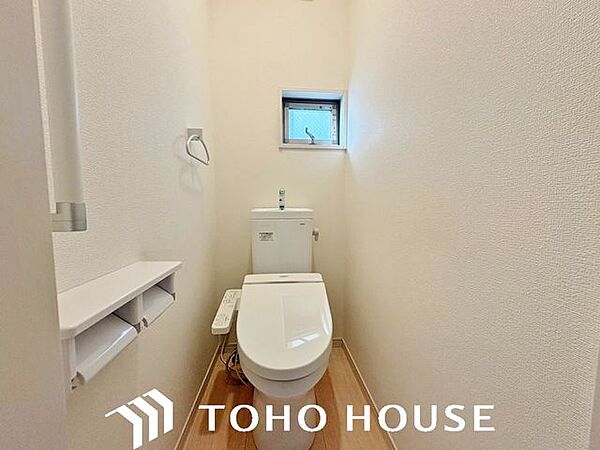 ホワイトを基調とした、清潔感あふれるシンプルなトイレ空間。限られたスペースながらも、お手入れのしやすい床材やクロスが採用されており、日々の掃除がスムーズに行える機能的な造りに仕上がっています。