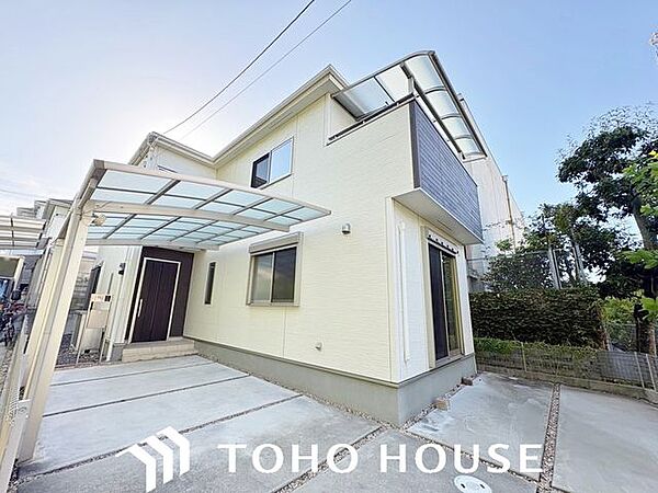 周囲の街並みと美しく調和する、洗練されたデザインの外観。飽きのこないシンプルなカラーリングとスタイリッシュなフォルムが、住まいとしてのクオリティの高さと落ち着いた佇まいを演出します。