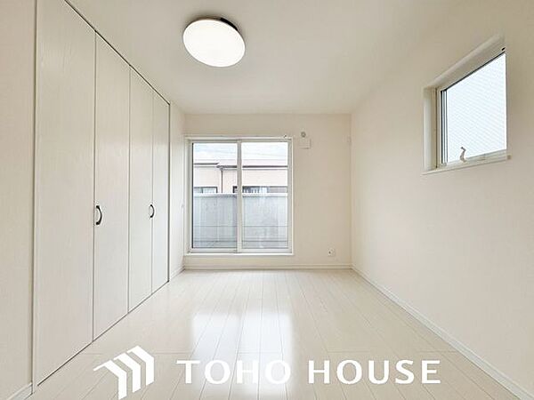 窓からの採光をしっかりと確保した明るい洋室。日中は自然光が室内に心地よく行き渡り、爽やかな空間を演出します。毎日の目覚めを心地よく迎えられるため、主寝室としての利用にもおすすめです。